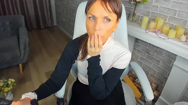 Elizabe th online show from 02-14-25, 01:34