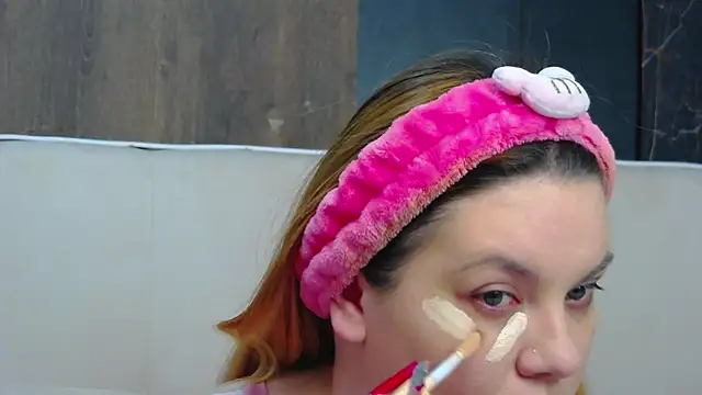 Snapshot of MelanieBrownn chatting on 12-17-25, 06:40 MelanieBrownn online show from 12-17-25, 06:40