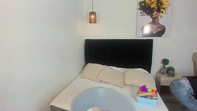 Snapshot of Scarlett__bell chatting on 10-22-25, 01:21 Scarlett bell online show from 10-22-25, 01:21