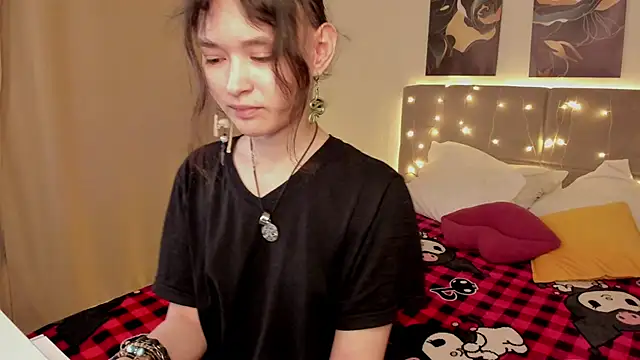 Emily Strikeee online show from 05-06-26, 01:53