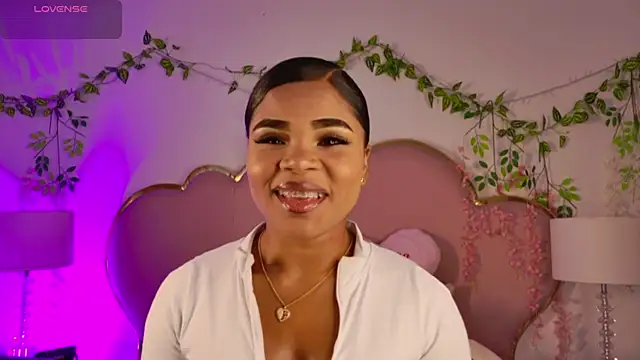 NahiaraReina online show from 04-18-26, 02:41