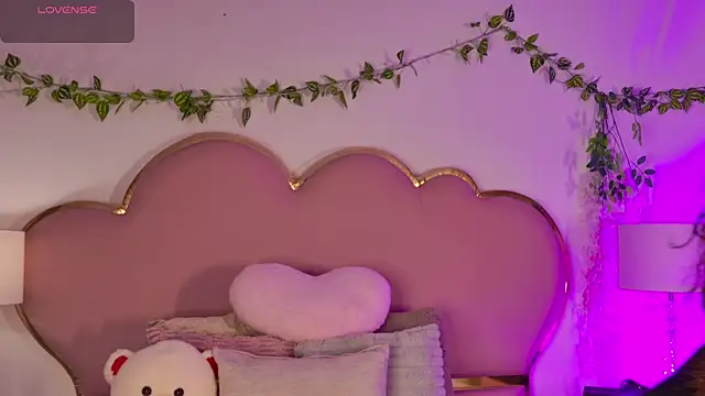 NahiaraReina online show from 06-25-26, 01:38
