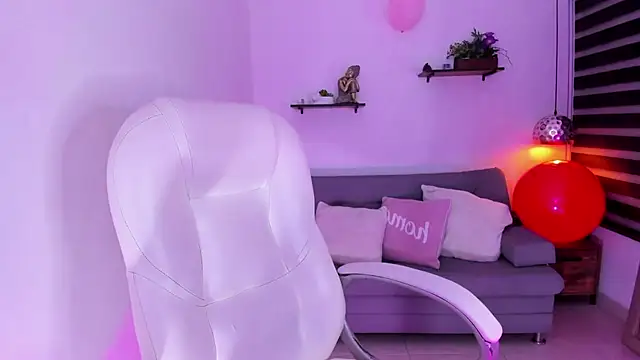 yenny garcia online show from 11-18-25, 05:49