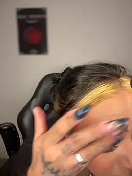 AnnikaMerliahh  online show from 10-31-25, 04:09