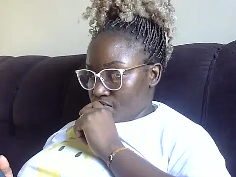 Snapshot of Chichii- chatting on 12-15-25, 02:12 Chichii- online show from 12-15-25, 02:12