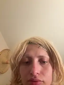 Snapshot of roxannex0x0 chatting on 02-05-26, 02:40 roxannex0x0 online show from 02-05-26, 02:40