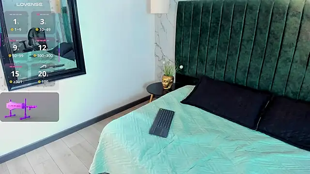 Edward max online show from 10-30-25, 04:11