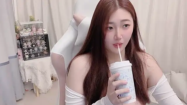 Snapshot of Stars_Elyn chatting on 12-18-24, 11:45 Stars Elyn online show from 12-18-24, 11:45