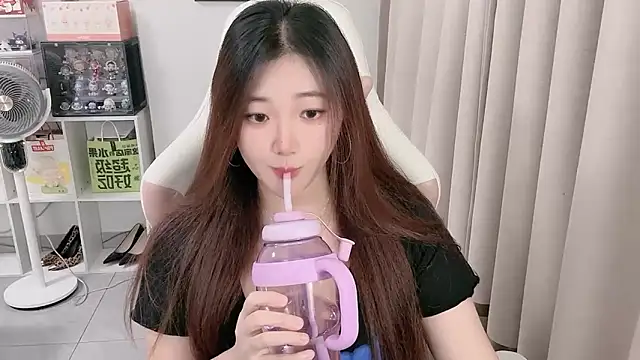 Snapshot of Stars_Elyn chatting on 09-28-25, 01:07 Stars Elyn online show from 09-28-25, 01:07