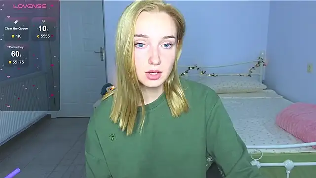 Snapshot of Wild_Sophie_ chatting on 10-01-25, 05:28 Wild Sophie online show from 10-01-25, 05:28