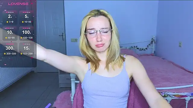 Snapshot of Wild_Sophie_ chatting on 09-28-25, 06:15 Wild Sophie online show from 09-28-25, 06:15