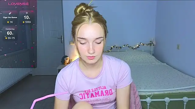 Snapshot of Wild_Sophie_ chatting on 10-04-25, 07:04 Wild Sophie online show from 10-04-25, 07:04