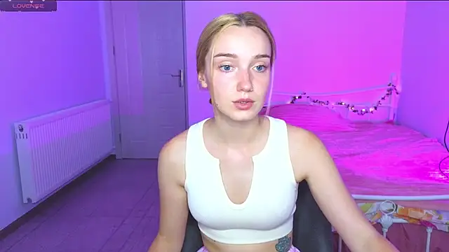 Snapshot of Wild_Sophie_ chatting on 09-23-25, 06:37 Wild Sophie online show from 09-23-25, 06:37