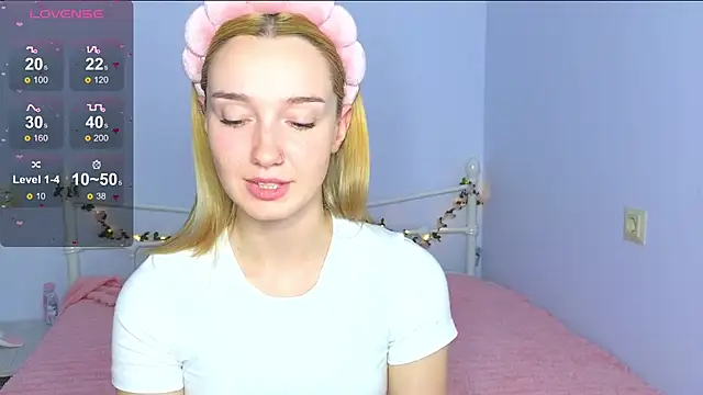 Snapshot of Wild_Sophie_ chatting on 09-25-25, 05:52 Wild Sophie online show from 09-25-25, 05:52