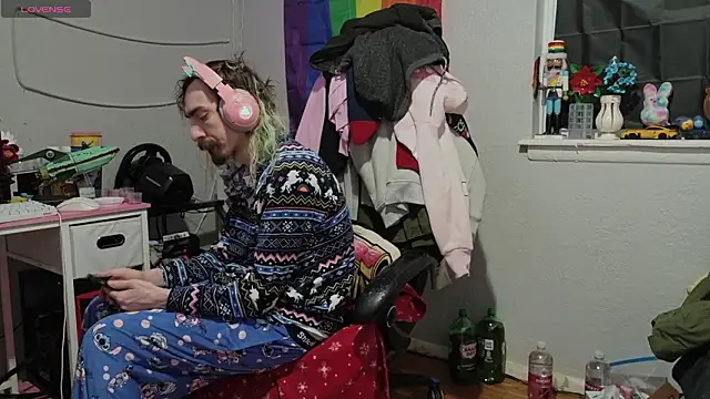 Snapshot of tallnerdyguy chatting on 02-03-26, 01:49 tallnerdyguy online show from 02-03-26, 01:49