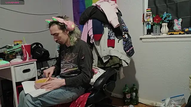 Snapshot of tallnerdyguy chatting on 02-05-26, 02:40 tallnerdyguy online show from 02-05-26, 02:40