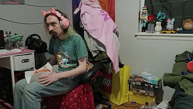 Snapshot of tallnerdyguy chatting on 03-01-26, 02:33 tallnerdyguy online show from 03-01-26, 02:33