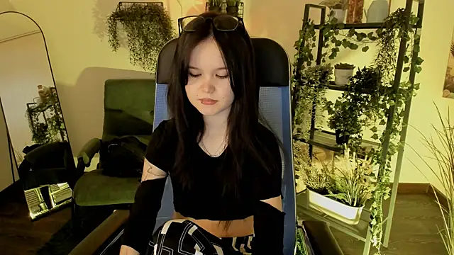 Elainebeness online show from 05-27-26, 04:03