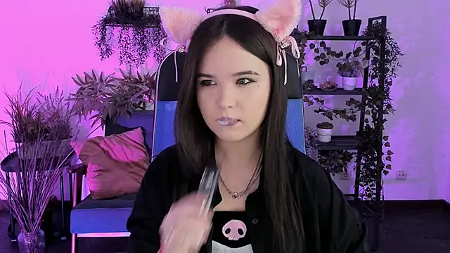 Elainebeness online show from 12-17-25, 08:14