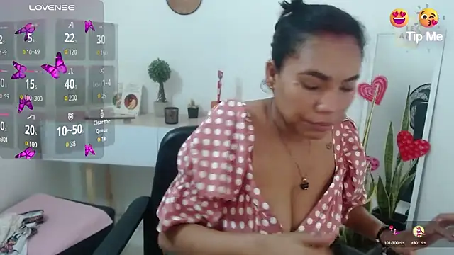 Snapshot of KatrinaReds chatting on 02-26-25, 12:38 KatrinaReds online show from 02-26-25, 12:38