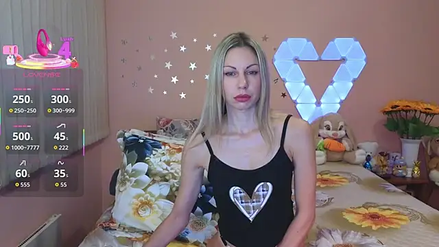 Snapshot of _Loves_ chatting on 10-11-25, 06:42  Loves  online show from 10-11-25, 06:42