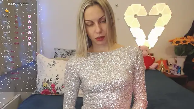Snapshot of _Loves_ chatting on 12-07-24, 10:34  Loves  online show from 12-07-24, 10:34