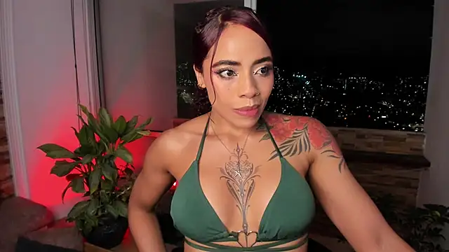 Snapshot of emilyfitness chatting on 10-13-25, 03:52 emilyfitness online show from 10-13-25, 03:52