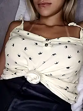 Snapshot of fofinhaa12 chatting on 03-11-25, 01:45 fofinhaa12 online show from 03-11-25, 01:45