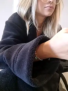 Snapshot of fofinhaa12 chatting on 09-19-25, 01:37 fofinhaa12 online show from 09-19-25, 01:37