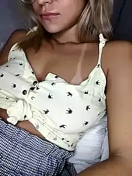 Snapshot of fofinhaa12 chatting on 03-21-25, 10:28 fofinhaa12 online show from 03-21-25, 10:28