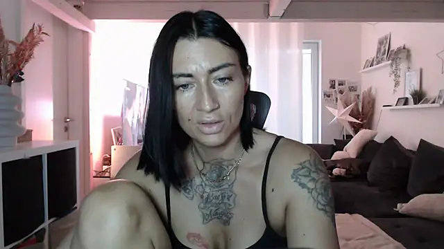 IntiMia online show from 12-15-25, 08:09