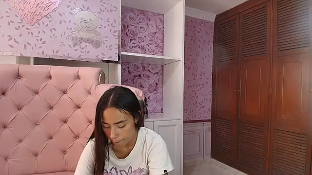 Snapshot of sheyla_sweet18 chatting on 02-06-25, 10:25 sheyla sweet18 online show from 02-06-25, 10:25