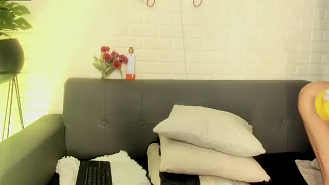 Snapshot of karina_gomez_18 chatting on 10-06-25, 11:22 karina gomez 18 online show from 10-06-25, 11:22