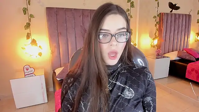 Charlotte Olsen  online show from 10-19-25, 02:09