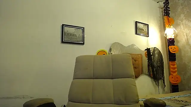 LAURA SMIITH online show from 10-24-25, 06:51