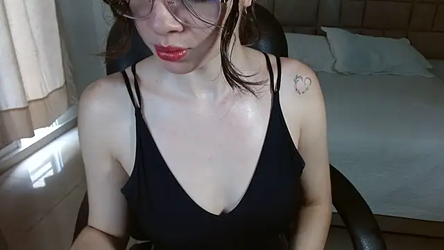 zoecruzz online show from 11-29-25, 03:12