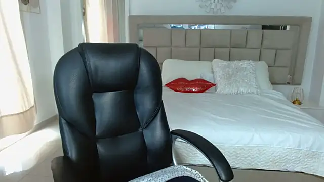 zoecruzz online show from 10-30-25, 03:42