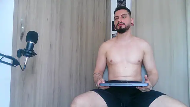 Aaron kwok28 online show from 10-30-25, 09:22