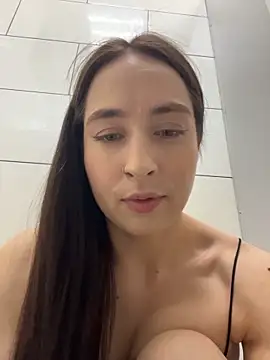 Snapshot of Holly_Play chatting on 06-18-26, 09:14 Holly Play online show from 06-18-26, 09:14