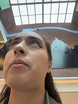 Holly Play online show from 10-16-25, 09:06