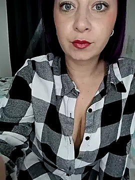 Snapshot of Chaudesquirt chatting on 02-05-25, 01:11 Chaudesquirt online show from 02-05-25, 01:11
