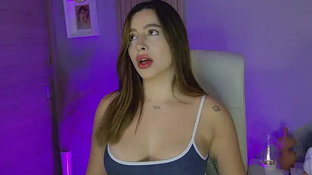 Snapshot of Alessia-miller_ chatting on 12-31-24, 12:00 Alessia-miller online show from 12-31-24, 12:00