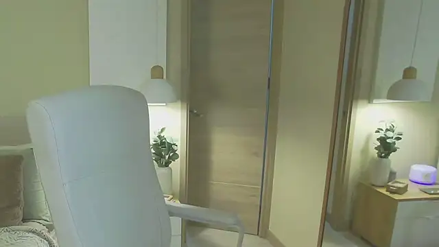 Snapshot of Alessia-miller_ chatting on 02-22-26, 04:48 Alessia-miller online show from 02-22-26, 04:48