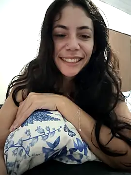 Snapshot of Rainha_Travessa chatting on 02-19-25, 08:44 Rainha Travessa online show from 02-19-25, 08:44