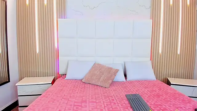 Iris Thompson  online show from 10-31-25, 04:53