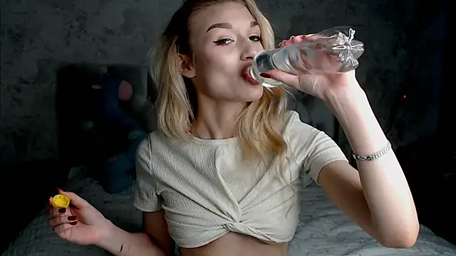 Snapshot of Ella_Milla chatting on 04-28-26, 02:43 Ella Milla online show from 04-28-26, 02:43