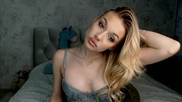 Snapshot of Ella_Milla chatting on 06-25-26, 01:05 Ella Milla online show from 06-25-26, 01:05