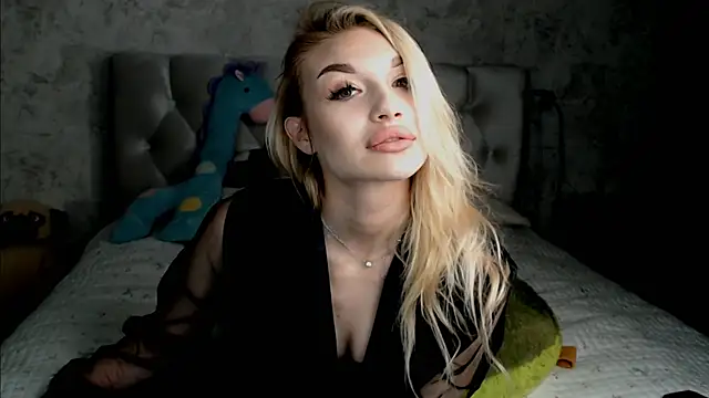 Snapshot of Ella_Milla chatting on 04-19-26, 08:11 Ella Milla online show from 04-19-26, 08:11
