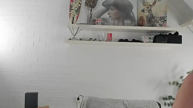 Snapshot of MendiPetite chatting on 02-13-26, 09:48 MendiPetite online show from 02-13-26, 09:48