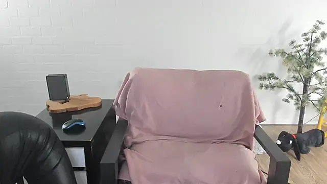 Snapshot of MendiPetite chatting on 02-22-26, 06:42 MendiPetite online show from 02-22-26, 06:42